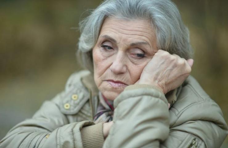 Donna anziana triste