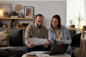 Persone controllando dei documenti
