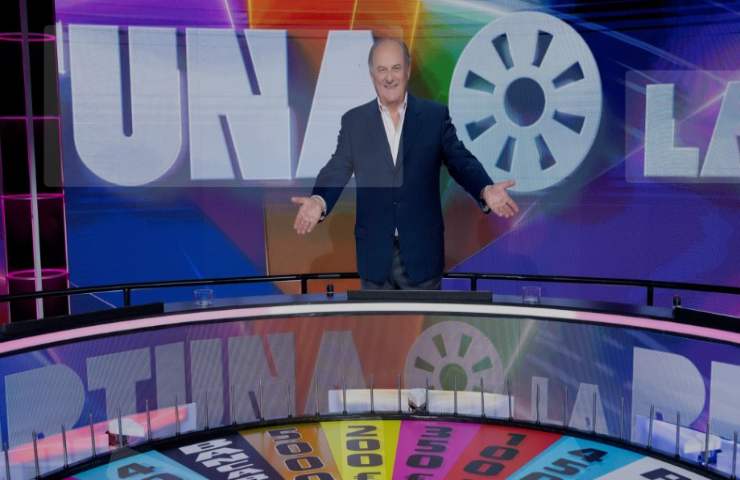 Gerry Scotti davanti alla Ruota della fortuna