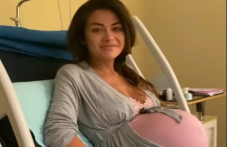 Giorgia Palmas in dolce attesa in ospedale mentre aspetta l'arrivo della sua bambina 