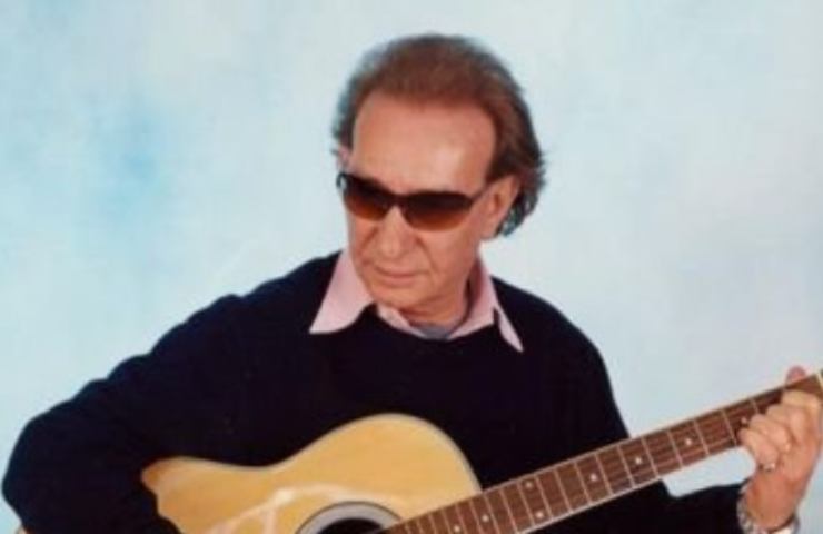 Nicola di bari suona la chitarra 