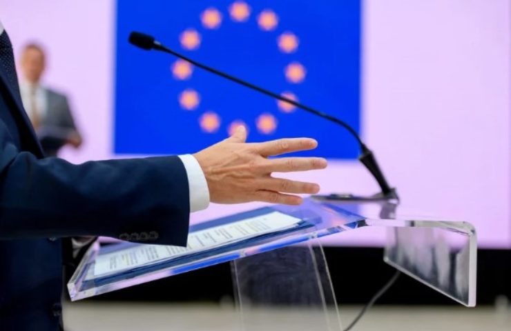 Politico durante un comizio 