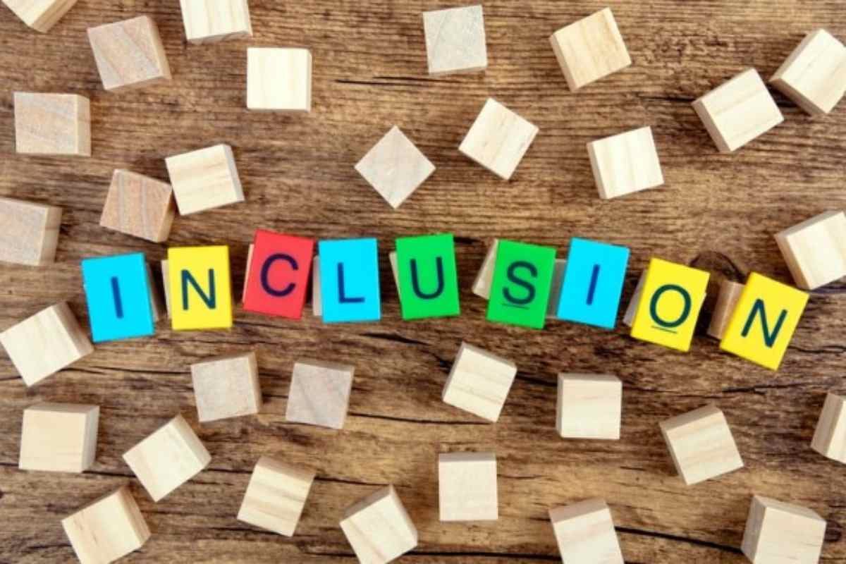 scritta inclusion su pezzetti di legno