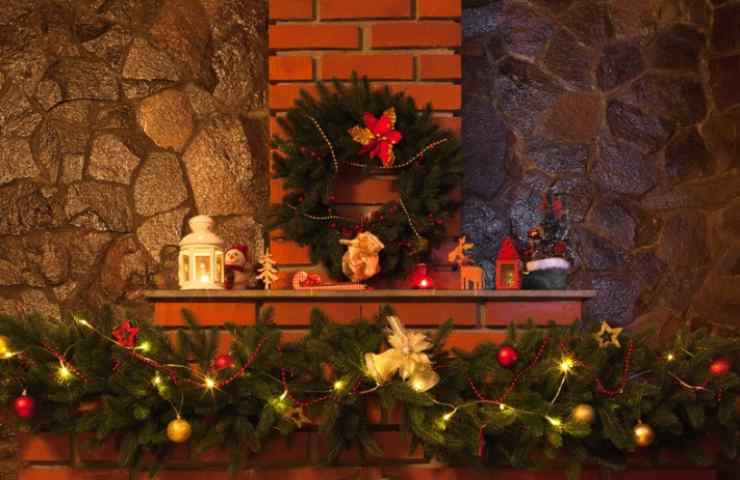 camino decorato con svariate decorazioni natalizie 