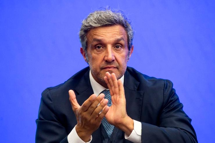 flavio insinna applaude 