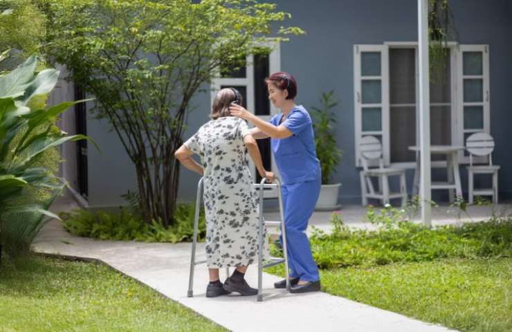 Infermiera assiste donna affetta da Alzheimer