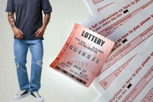 Biglietto lotteria e un uomo che indossa dei jeans