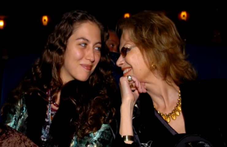 Claudia Cardinale mentre sorride con sua figlia ad un evento 