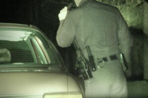 Agente ferma auto vuota