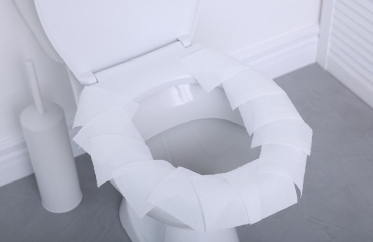 bagno pubblico preparato con della carta per non appoggiarsi al wc 