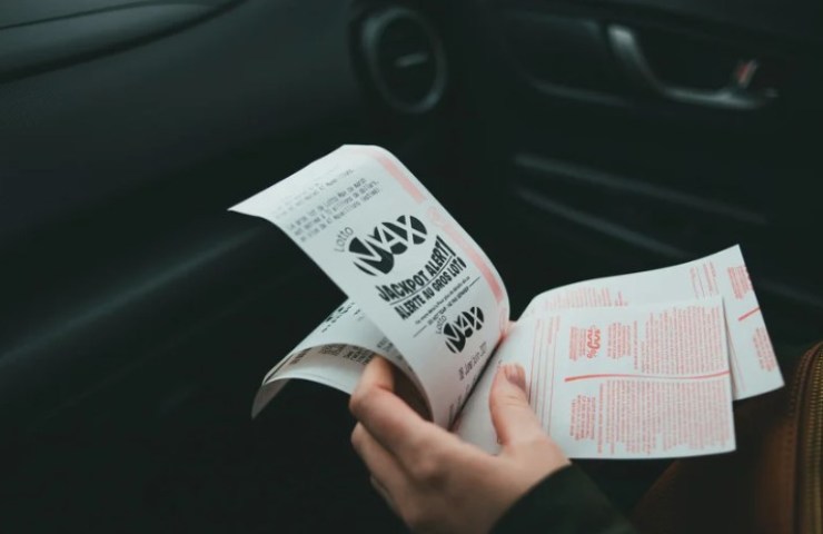 Persona sfoglia alcuni biglietti della lotteria 