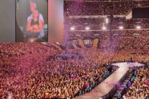 Concerto dei Coldplay con collage della coppia scoperta grazie alla kisscam