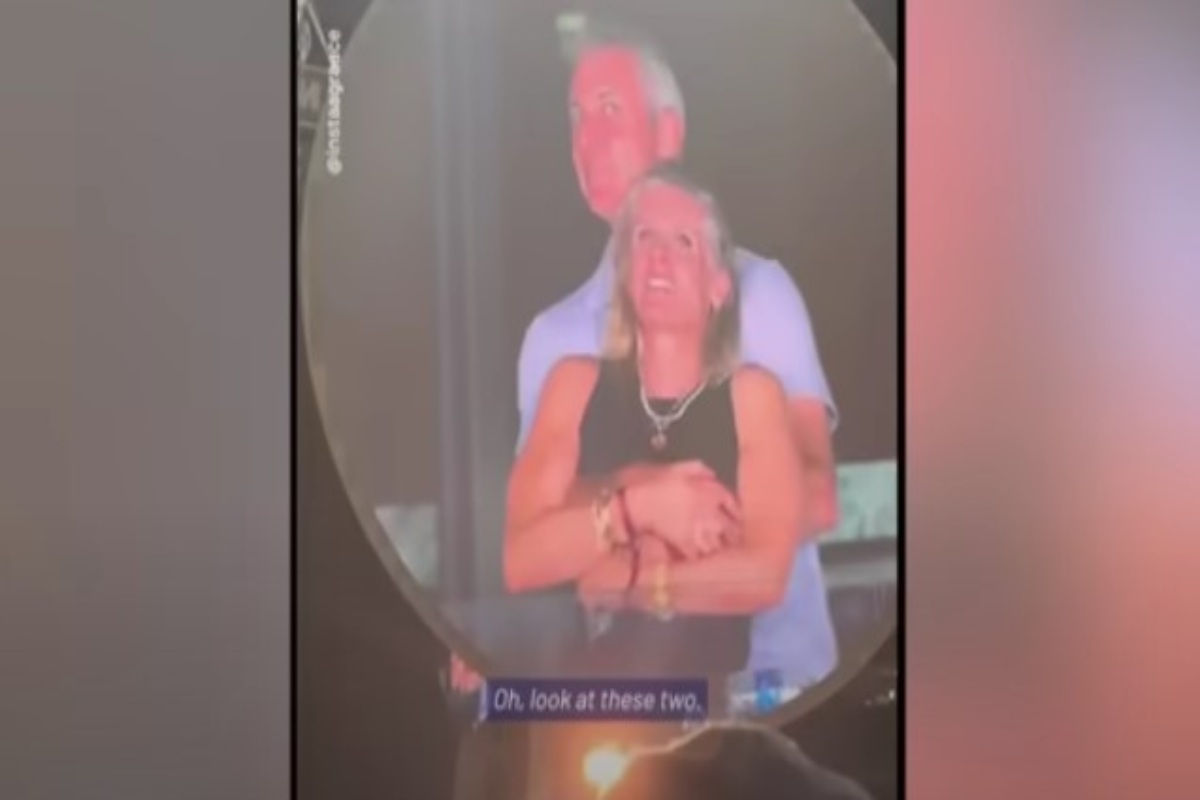 coppia ripresa dalla kisscam del concerto dei coldplay