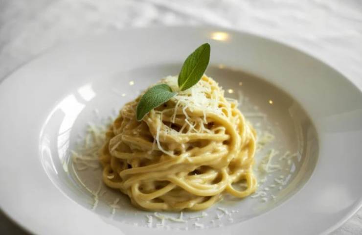 mezza porzione di pasta al ristorante 