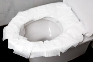 carta igienica posizionata appositamente sul wc