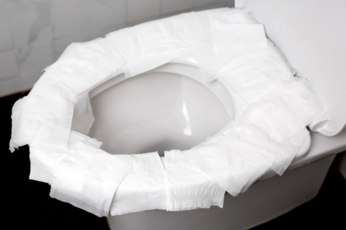 carta igienica posizionata appositamente sul wc 