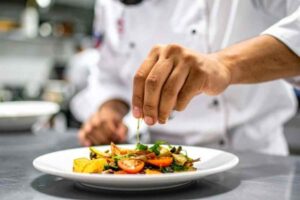 Chef prepara un piatto al ristorante